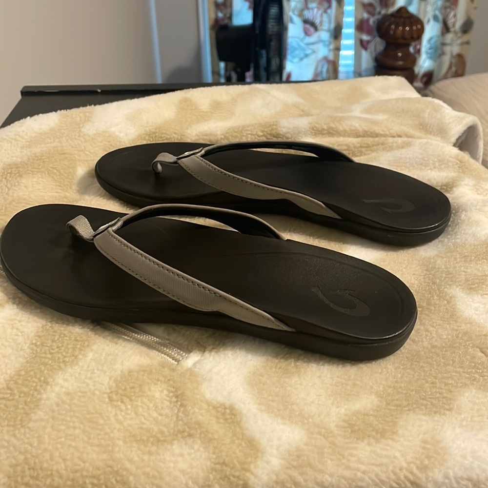 Loukas flip flops